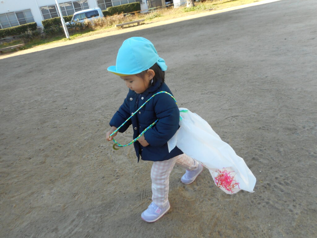 ビニール袋で凧作り　保育園　大阪　くじら保育園　202601-5