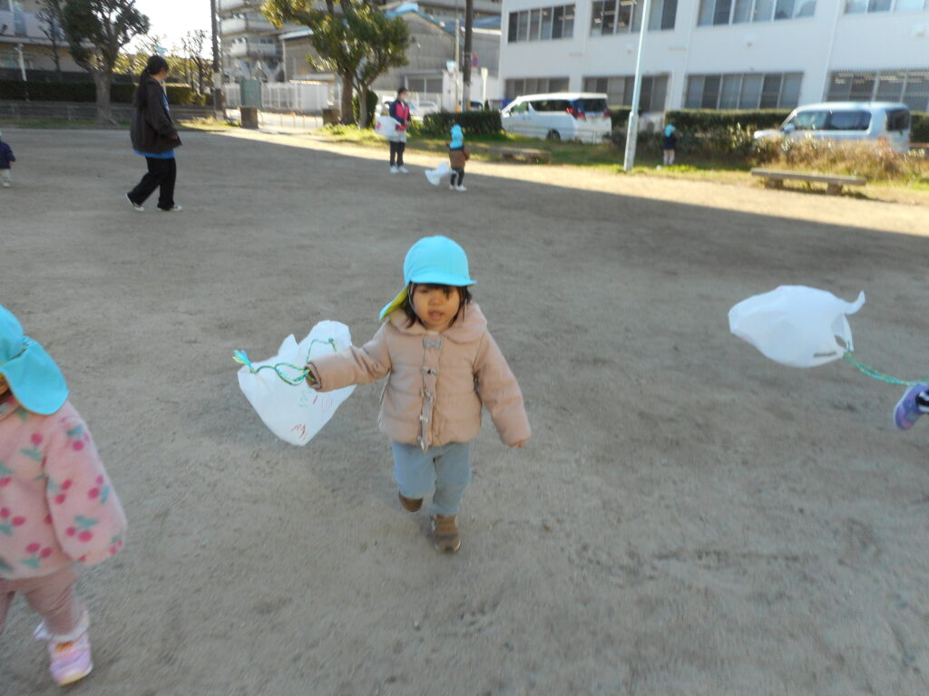 ビニール袋で凧作り　保育園　大阪　くじら保育園　202601-2