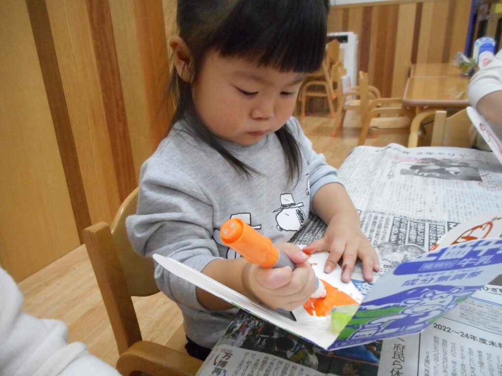 牛乳パックでこま作り　大阪　保育園　くじら保育園　202601-1