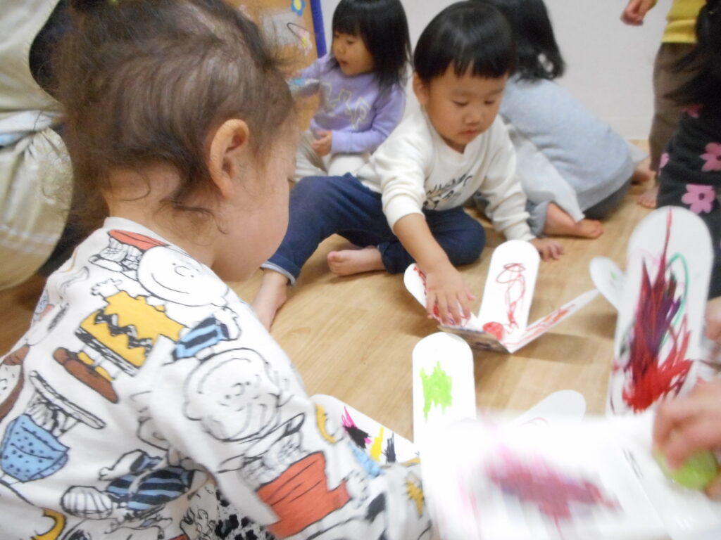 牛乳パックでこま作り　大阪　保育園　くじら保育園　202601-4