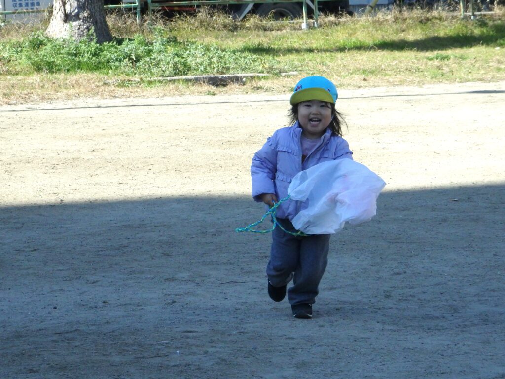 ビニール袋で凧作り　保育園　大阪　くじら保育園　202601-4