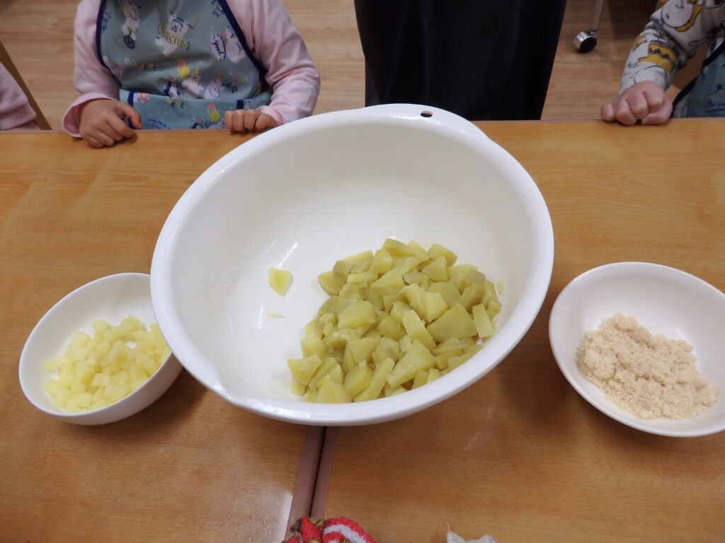 保育園で食育クッキング フルーツきんとん 大阪 保育園 くじら保育園 202601-1