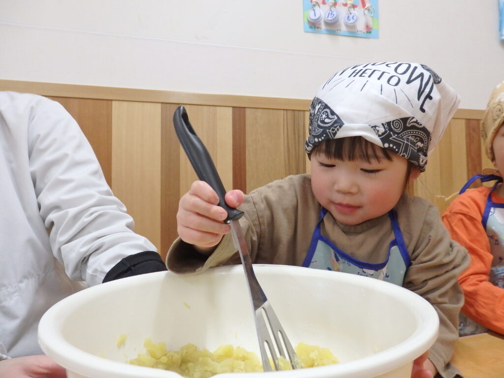 保育園で食育クッキング フルーツきんとん 大阪 保育園 くじら保育園 202601-2