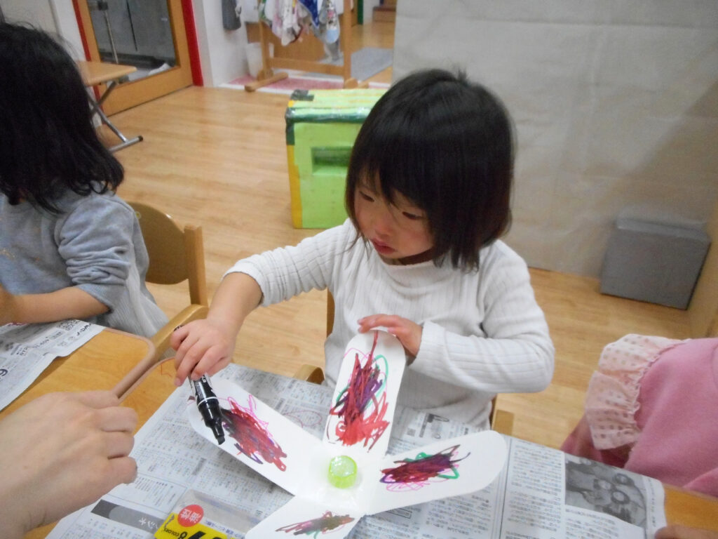 牛乳パックでこま作り　大阪　保育園　くじら保育園　202601-2