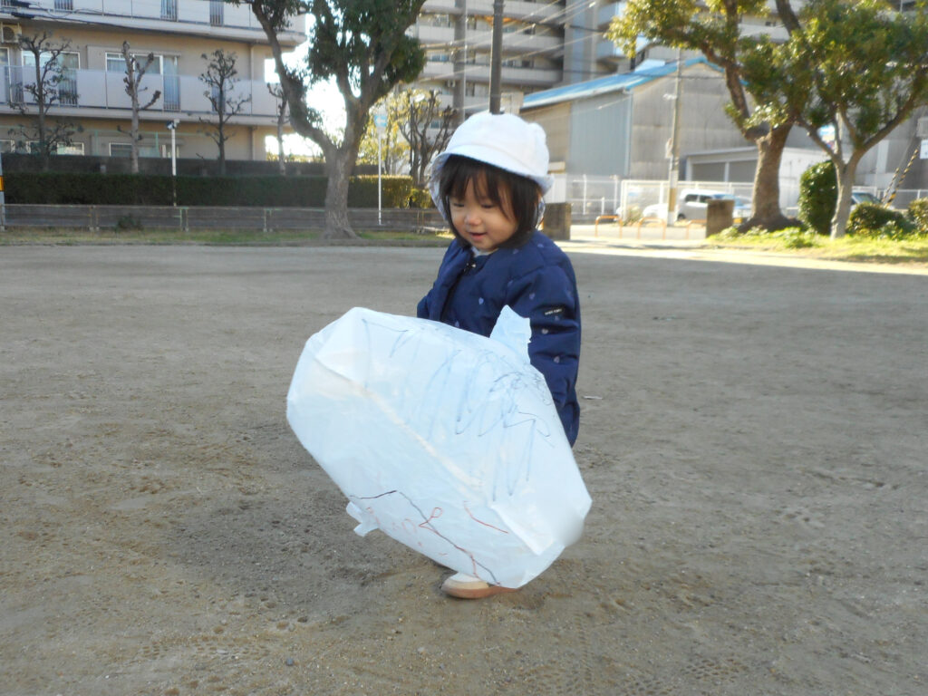 ビニール袋で凧作り　保育園　大阪　くじら保育園　202601-6