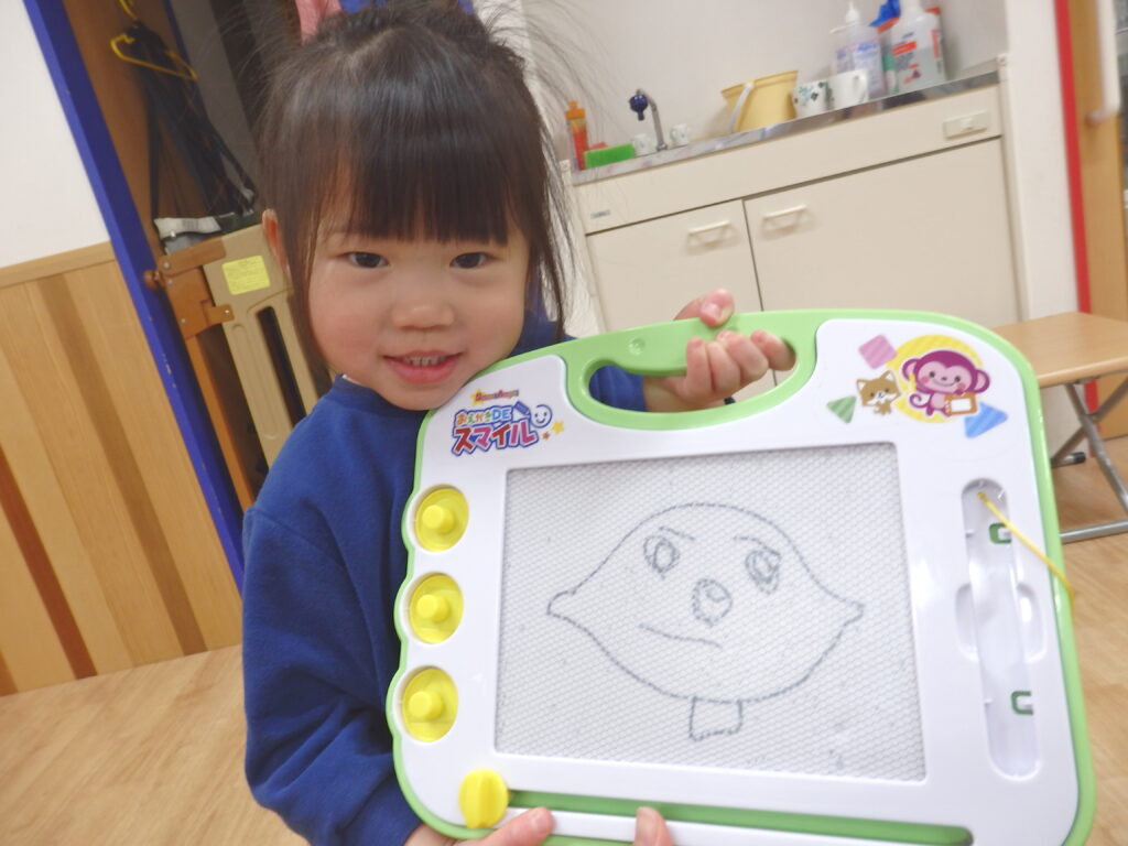保育園でお絵描きボード 大阪 くじら保育園 202602-2