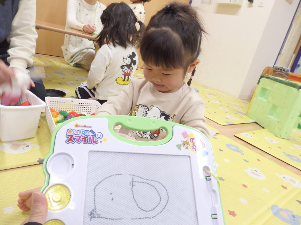 保育園でお絵描きボード 大阪 くじら保育園 202602-5