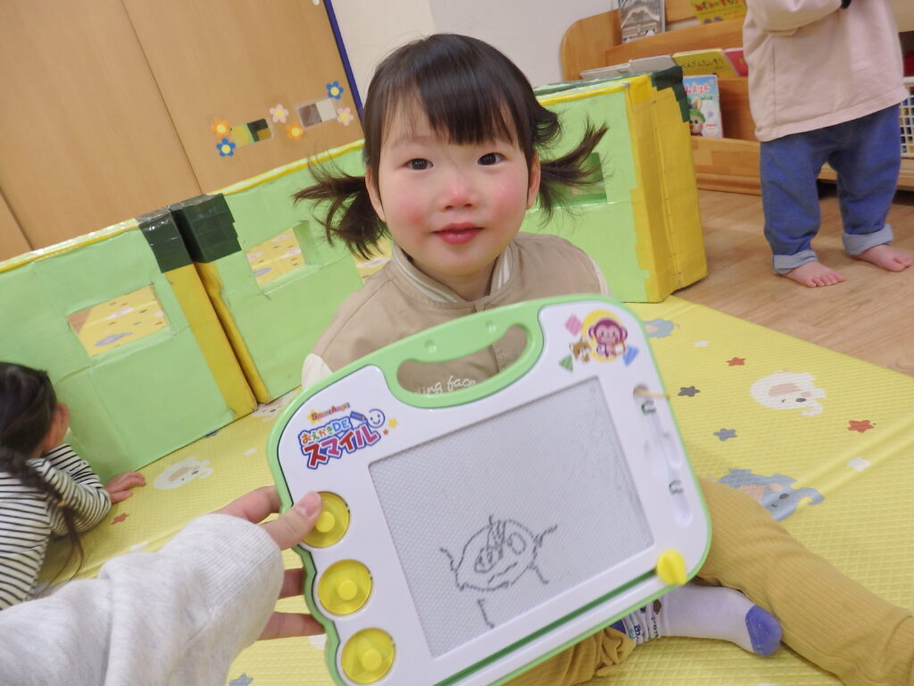 保育園でお絵描きボード 大阪 くじら保育園 202602-1