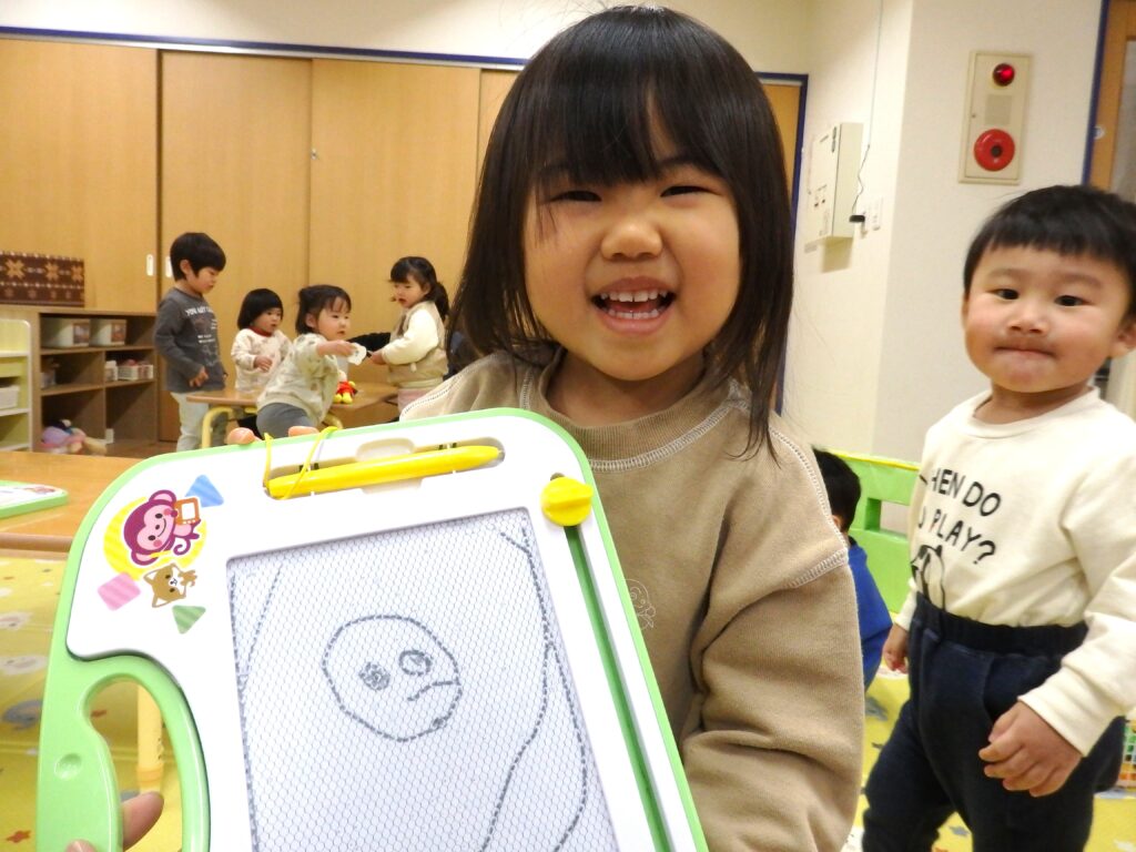 保育園でお絵描きボード 大阪 くじら保育園 202602-3