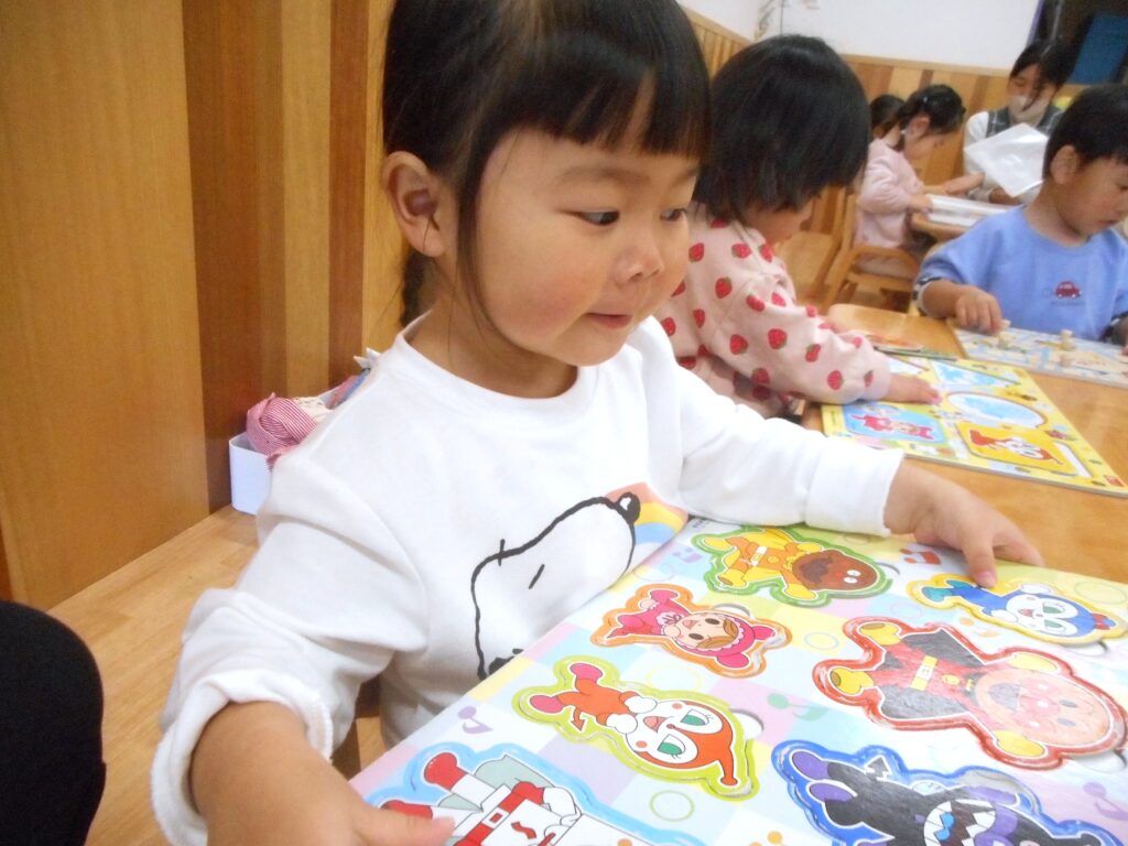 保育園でパズル遊び 大阪 くじら保育園 202603-3