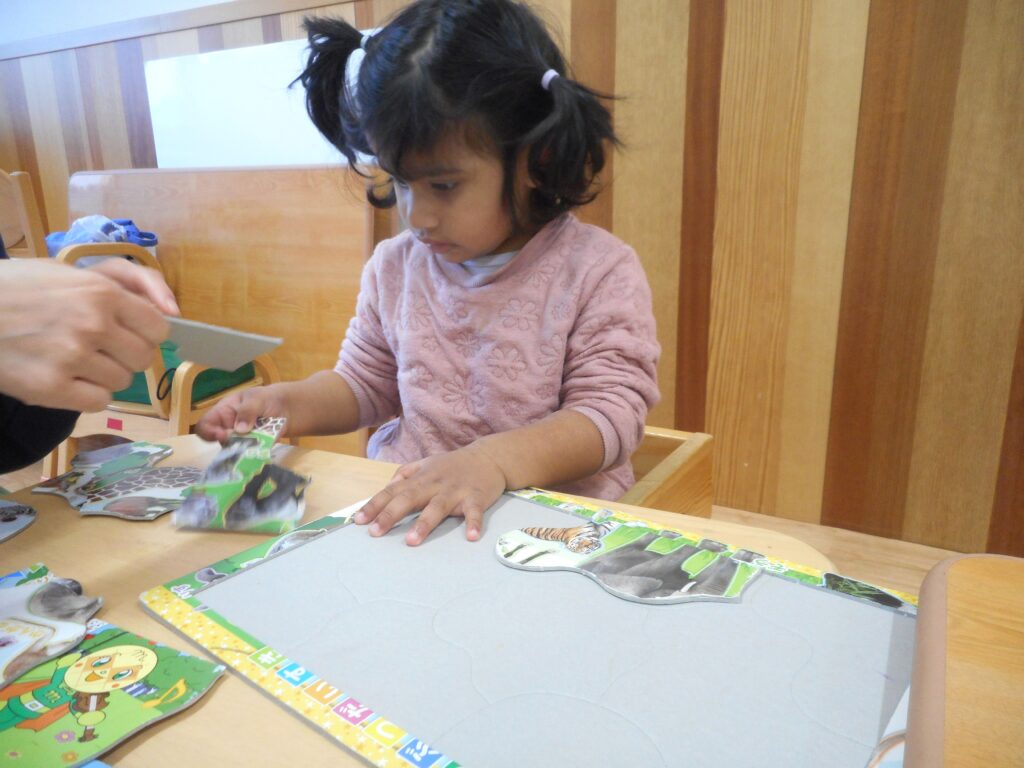 保育園でパズル遊び 大阪 くじら保育園 202603-1