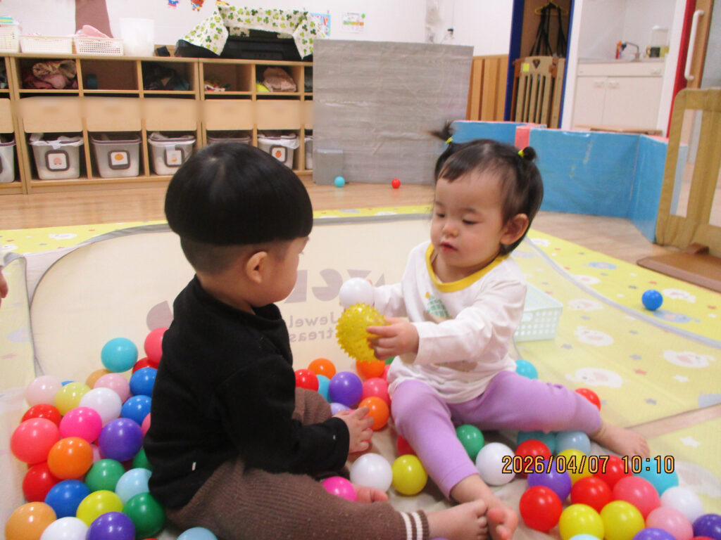 雨の日の保育園室内遊び　大阪　くじら保育園　202604-3