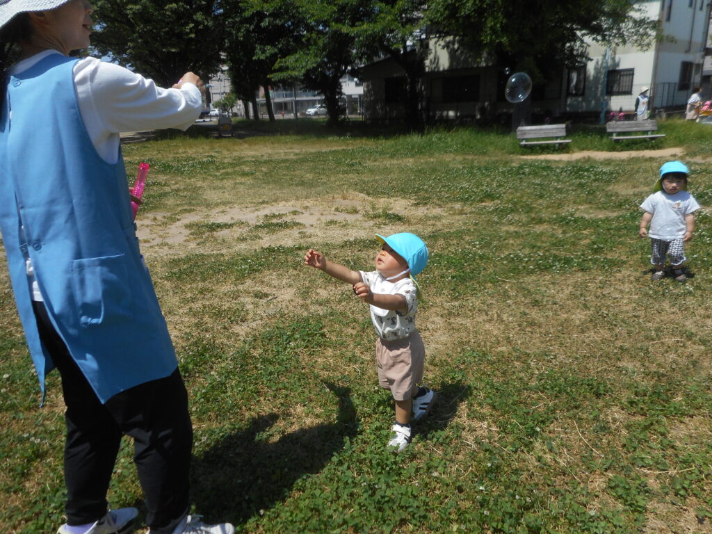 公園でシャボン玉やフラフープ　大阪　保育園　くじら保育園　202606-2