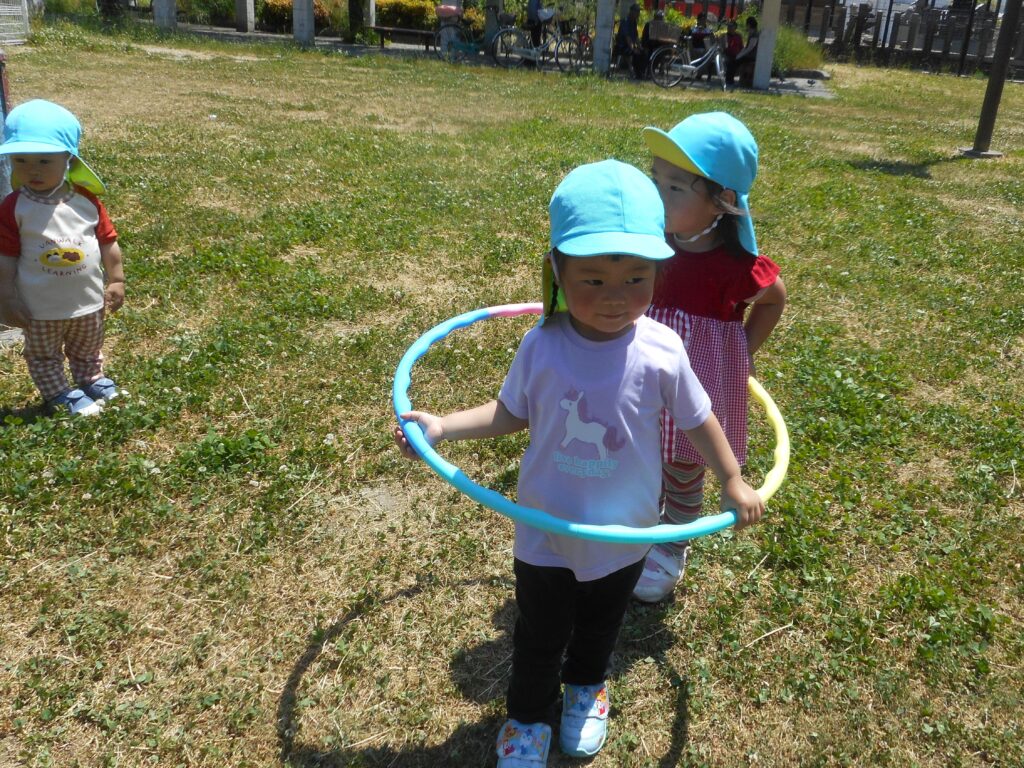 公園でシャボン玉やフラフープ　大阪　保育園　くじら保育園　202606-3