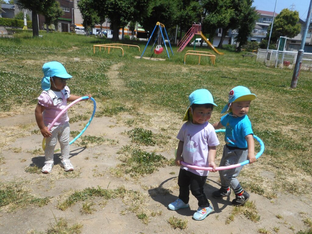 公園でシャボン玉やフラフープ　大阪　保育園　くじら保育園　202606-4