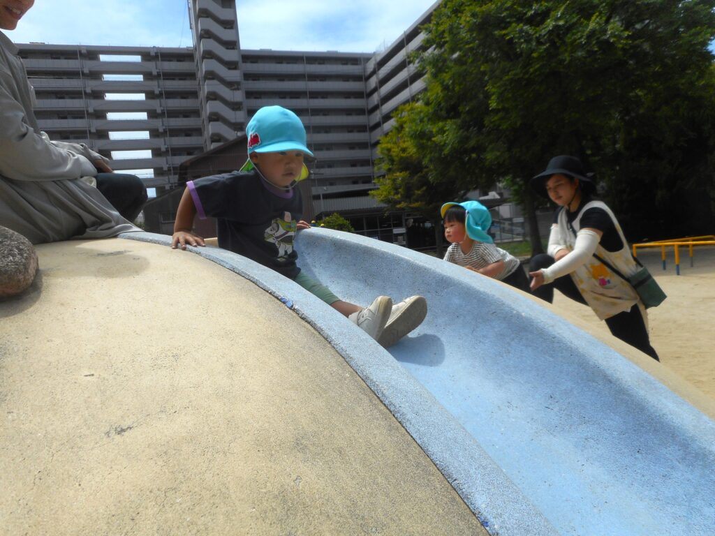 公園でシャボン玉やフラフープ　大阪　保育園　くじら保育園　202606-5