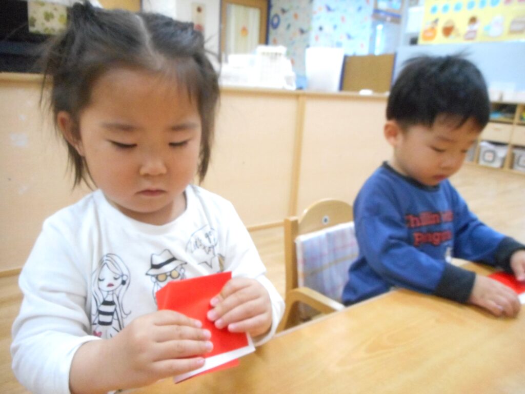 保育園で母の日プレゼント作り 大阪　くじら保育園　202605-2