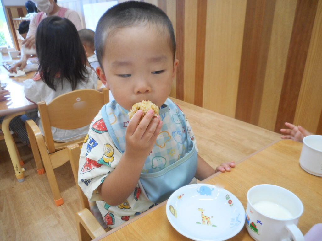 保育園の食育でおにぎり作り 大阪 くじら保育園 202606-5