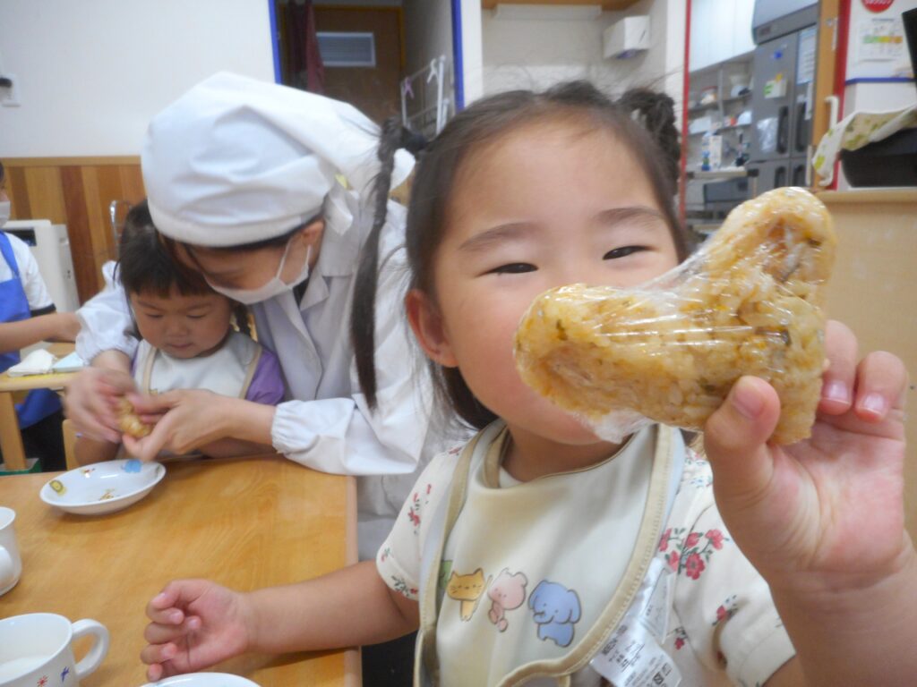 保育園の食育でおにぎり作り 大阪 くじら保育園 202606-3