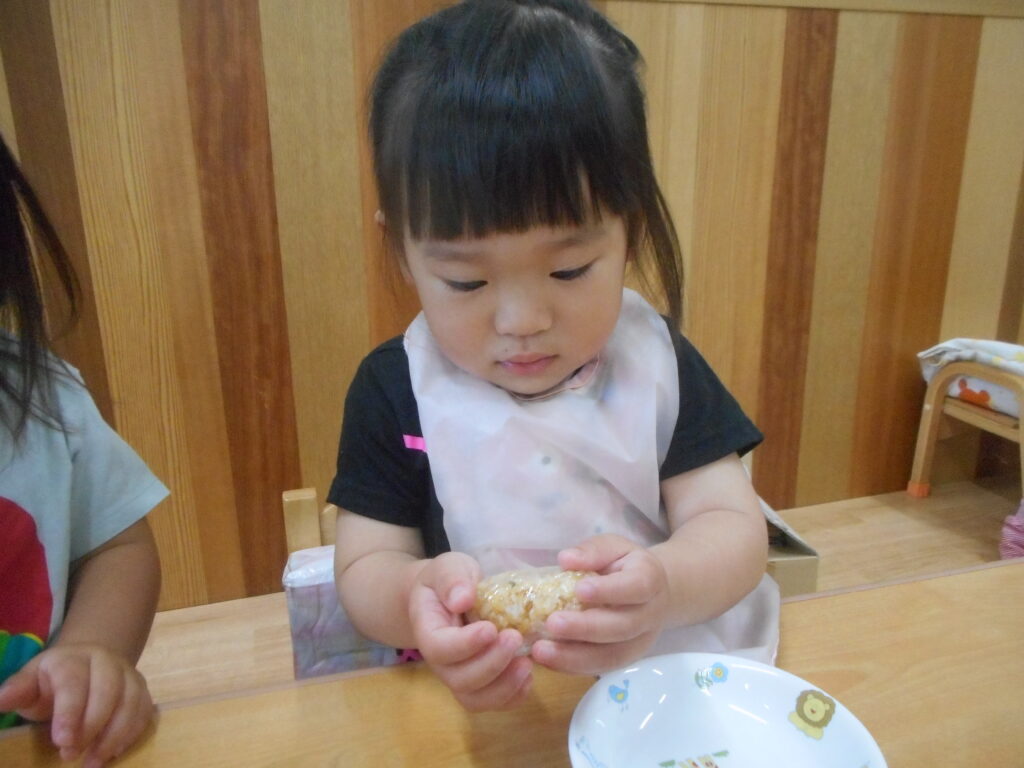 保育園の食育でおにぎり作り 大阪 くじら保育園 202606-2