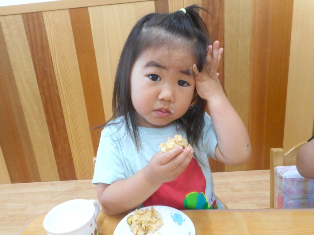 保育園の食育でおにぎり作り 大阪 くじら保育園 202606-4