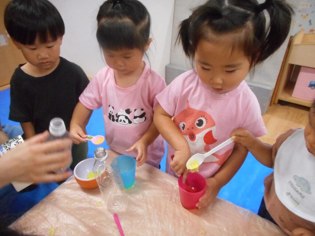 寒天遊びで夏の感触体験　大阪　保育園 202607-2