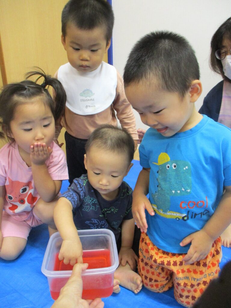 寒天遊びで夏の感触体験　大阪　保育園 202607-1
