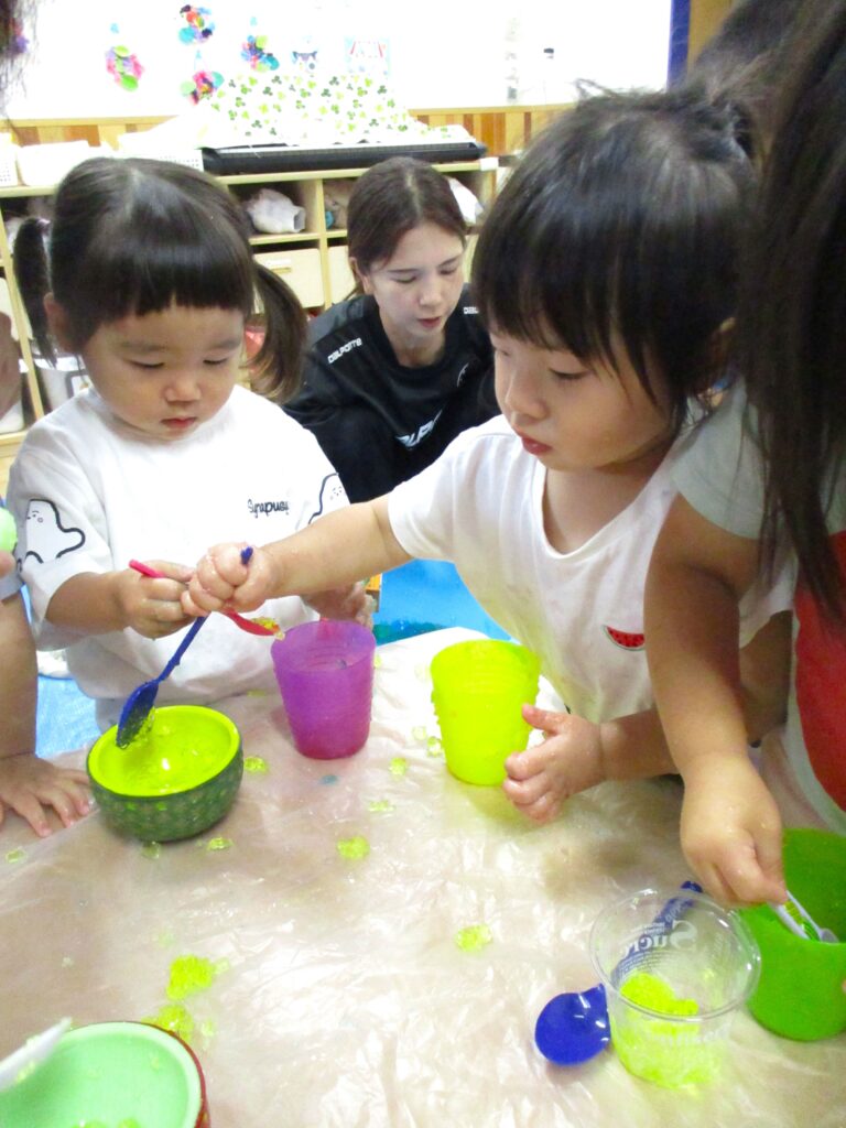 寒天遊びで夏の感触体験　大阪　保育園 202607-5
