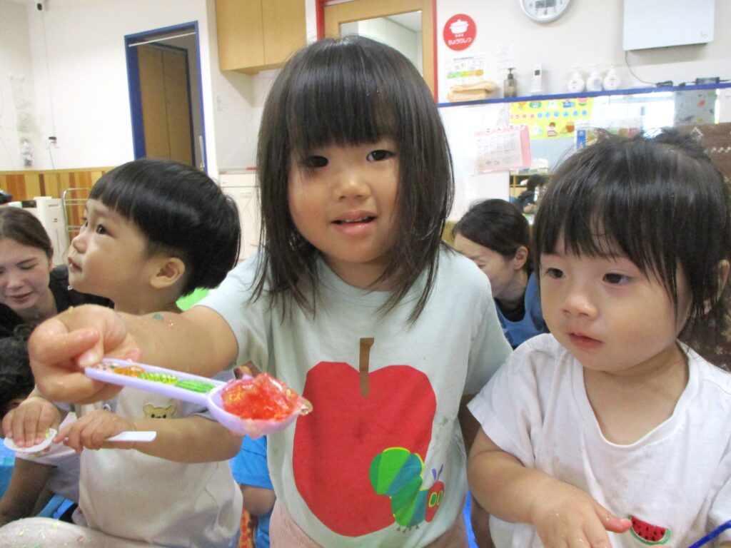 寒天遊びで夏の感触体験　大阪　保育園 202607-3