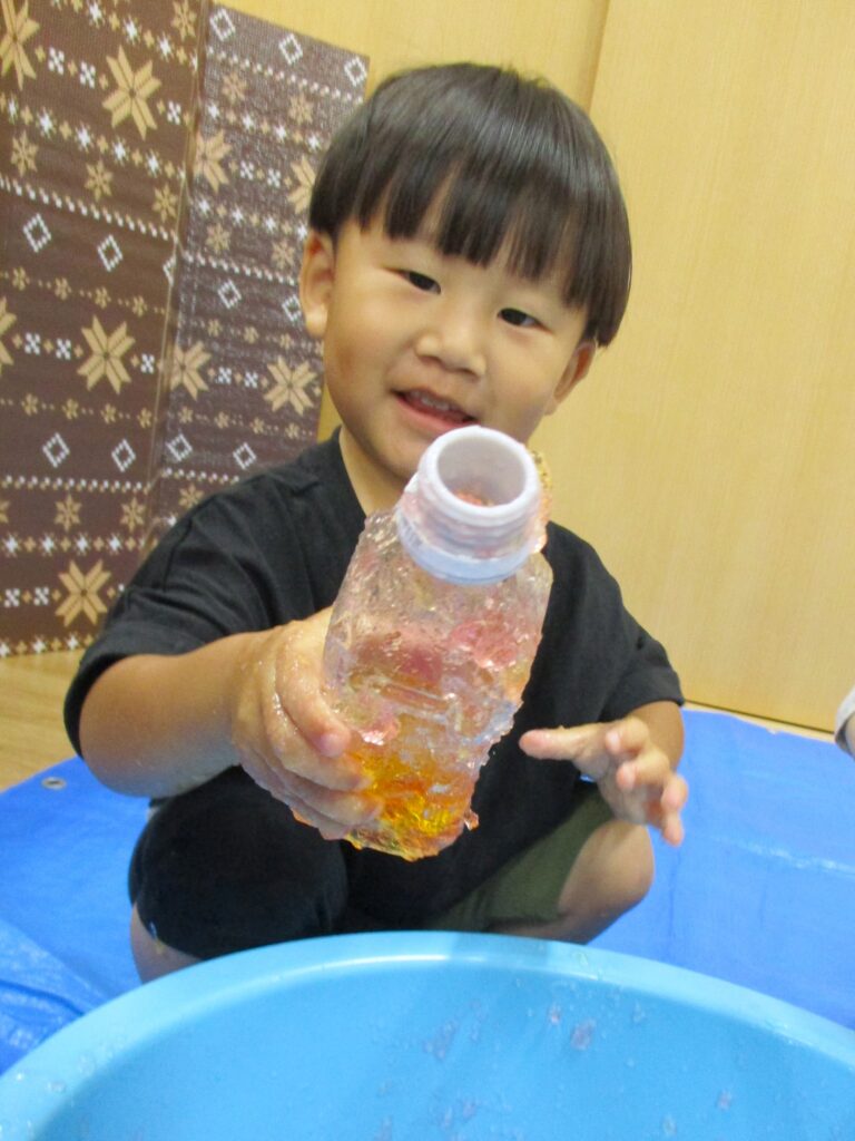寒天遊びで夏の感触体験　大阪　保育園 202607-4