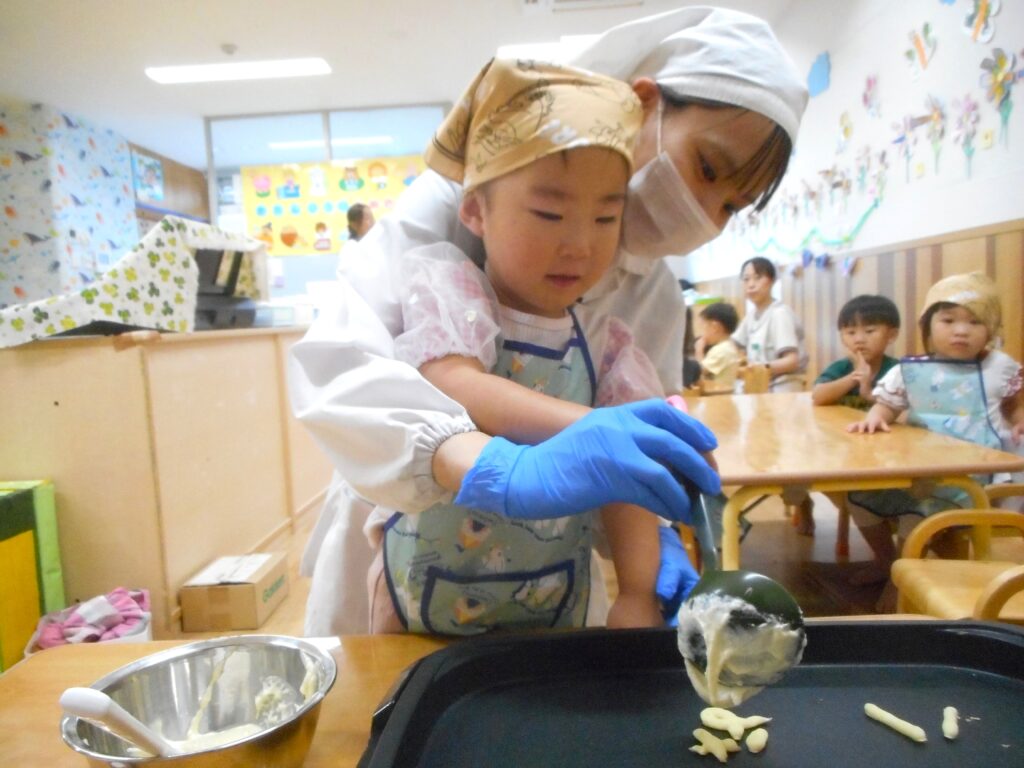 保育園でパンケーキ作り　食育　おやつクッキング　大阪　くじら保育園　202609-1