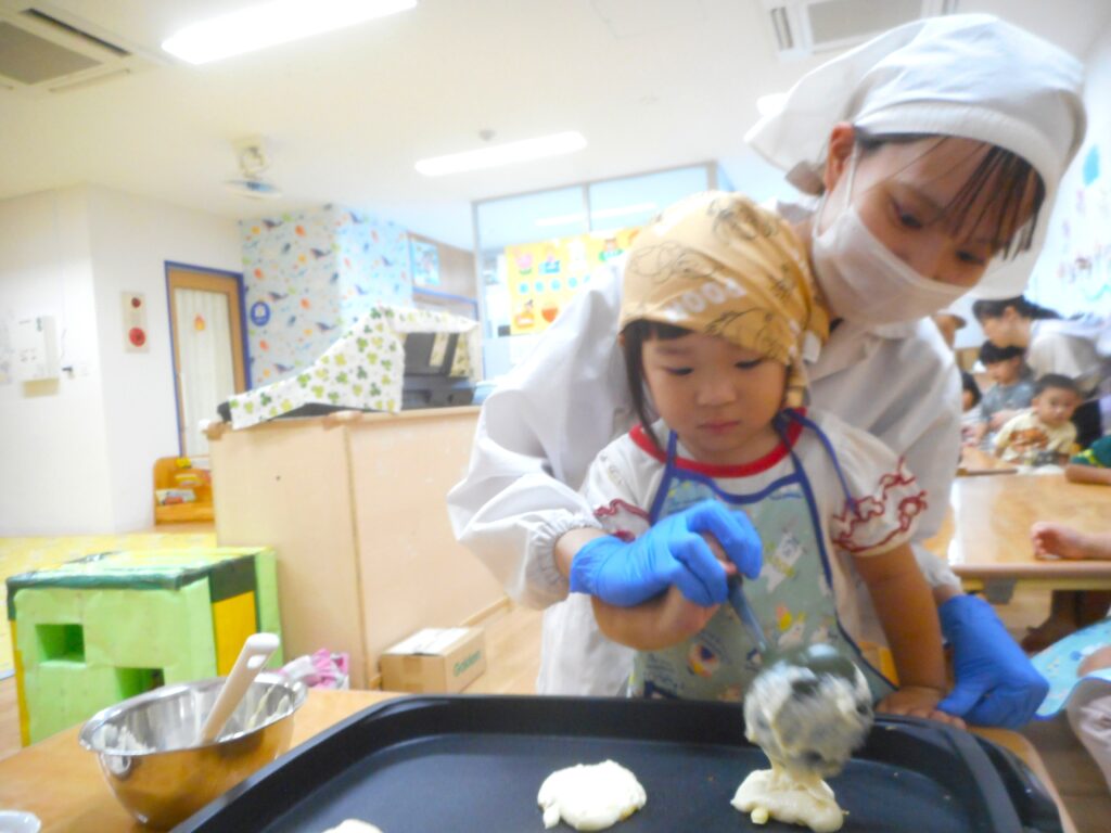 保育園でパンケーキ作り　食育　おやつクッキング　大阪　くじら保育園　202609-2