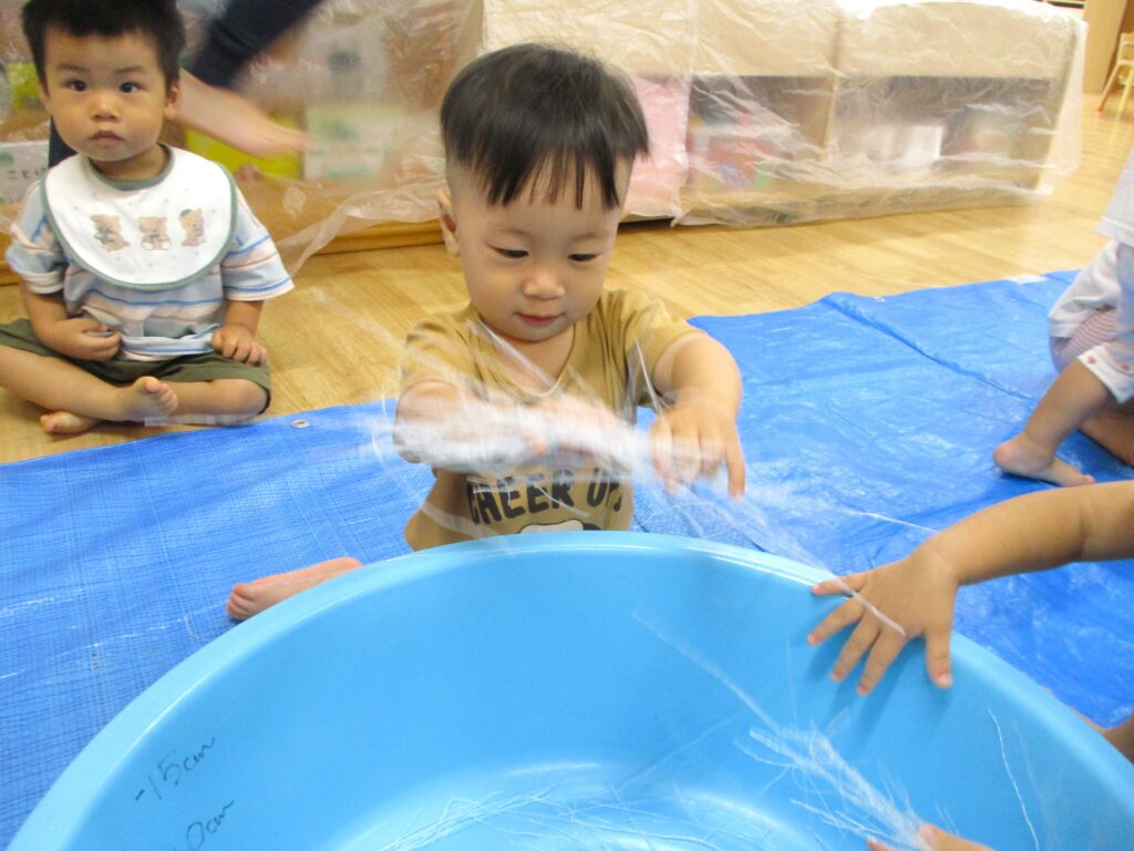 感触遊び 春雨遊び 大阪 保育園 くじら保育園 202609-1