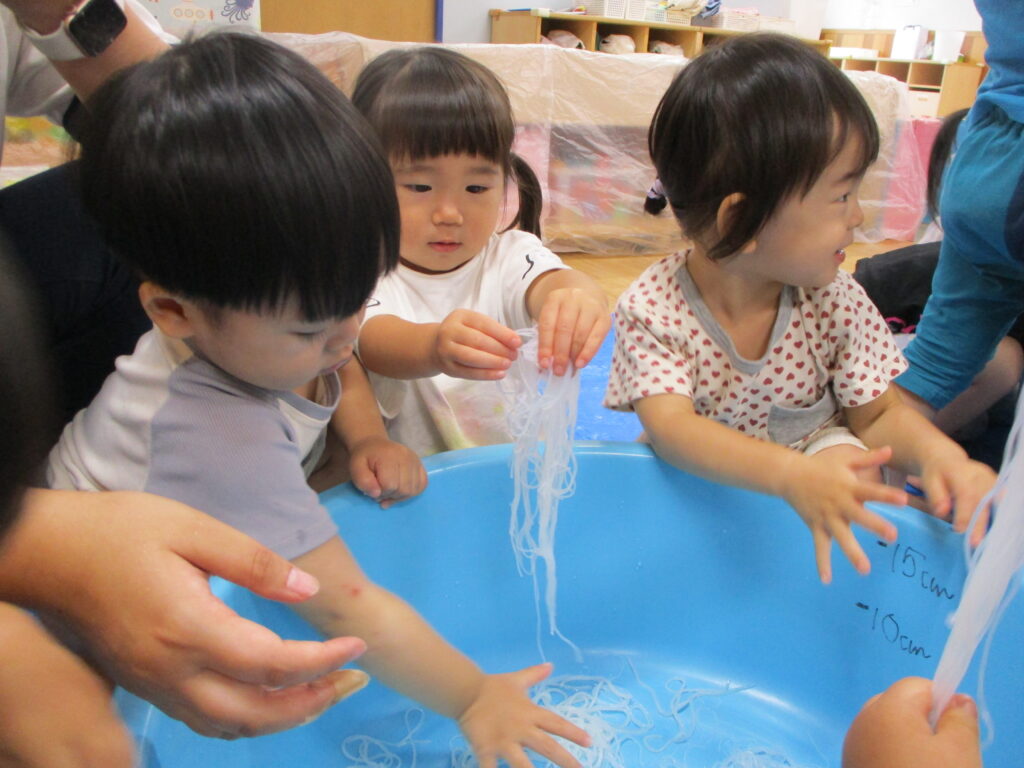 感触遊び 春雨遊び 大阪 保育園 くじら保育園 202609-2