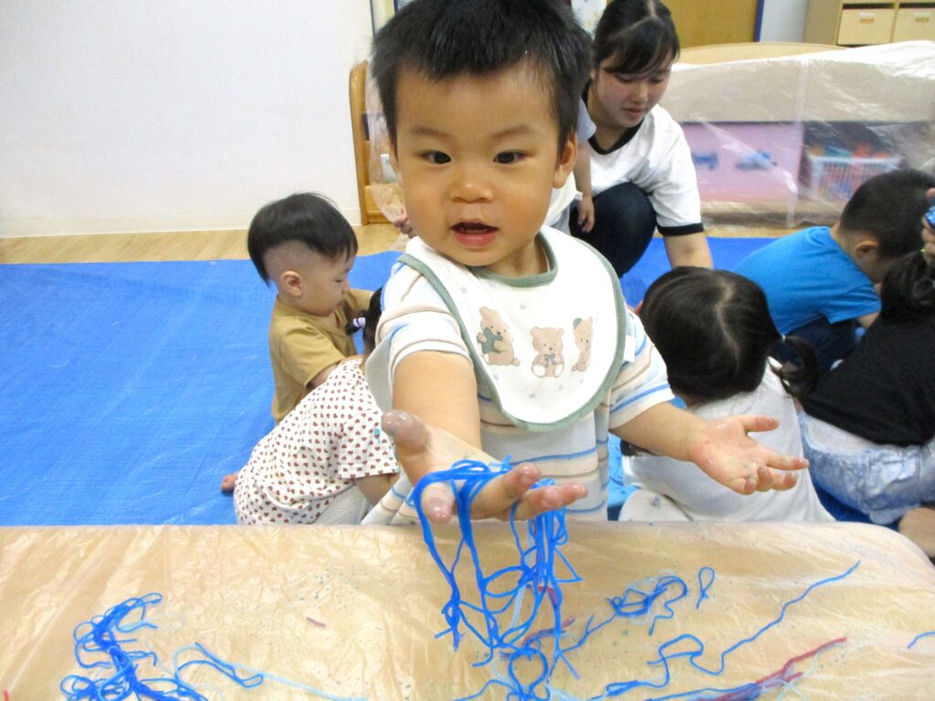 感触遊び 春雨遊び 大阪 保育園 くじら保育園 202609-4