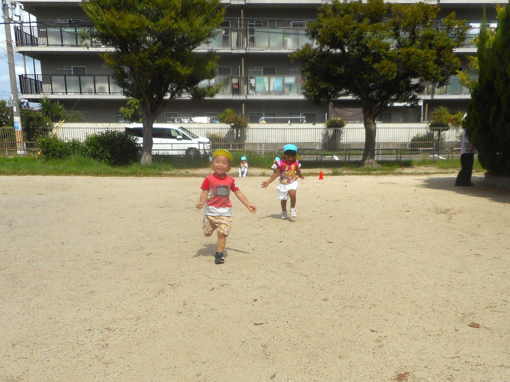 秋　公園で外遊び　大阪　保育園　くじら保育園　202610-3