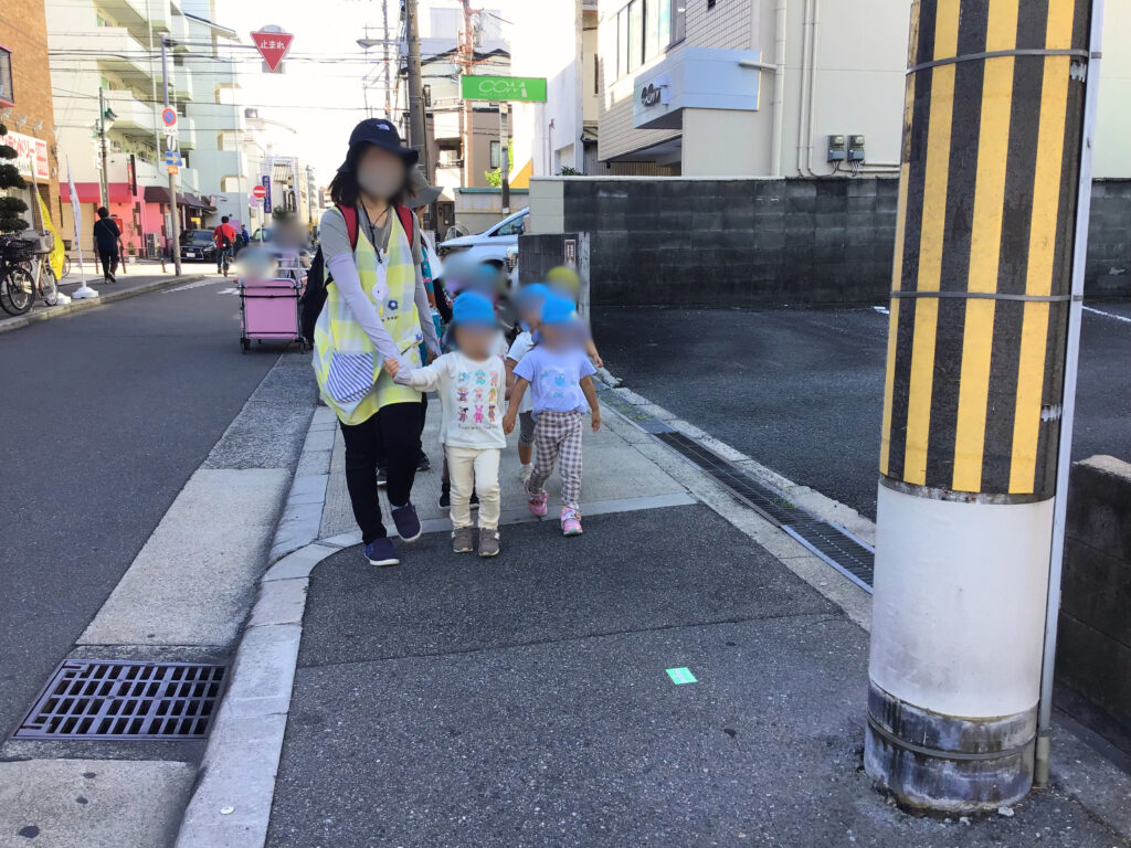 くじら保育園 上新庄園　お散歩　10