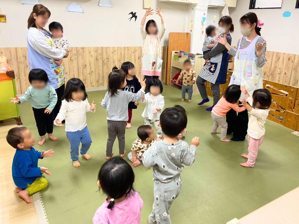 お部屋遊び 室内遊び 雨の日 ボールプール 風船 おままごと
くじら保育園 上新庄 202505-6