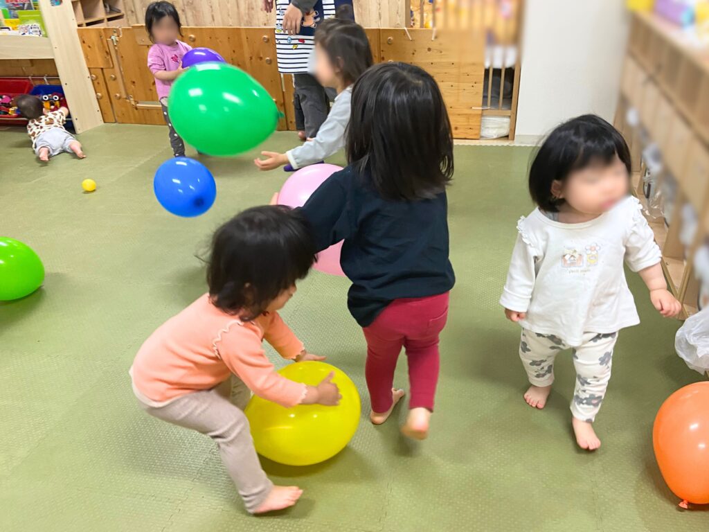 お部屋遊び 室内遊び 雨の日 ボールプール 風船 おままごと
くじら保育園 上新庄 202505-2