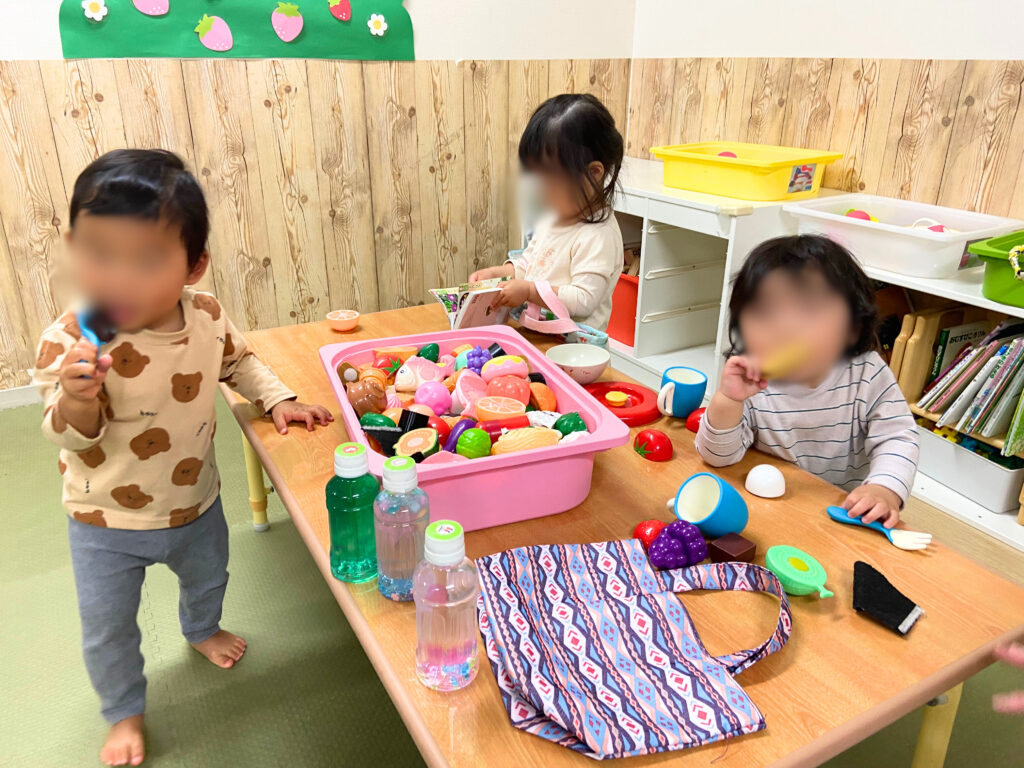 お部屋遊び 室内遊び 雨の日 ボールプール 風船 おままごと
くじら保育園 上新庄 202505-5