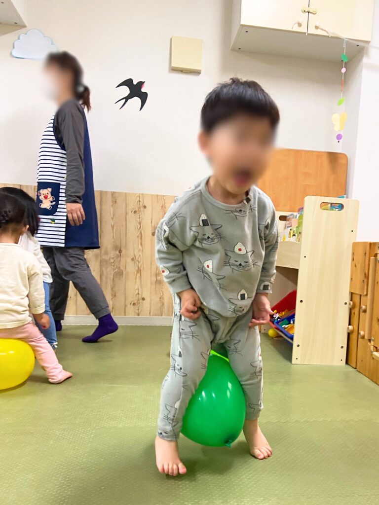 お部屋遊び 室内遊び 雨の日 ボールプール 風船 おままごと
くじら保育園 上新庄 202505-4