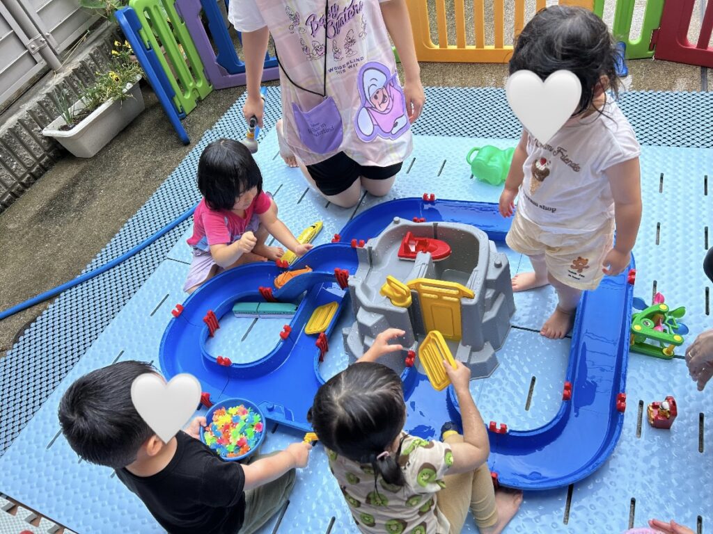 アクアプレイ 水遊び ビニールプール ダンゴムシ バッタ くじら保育園 上新庄園 202507-1