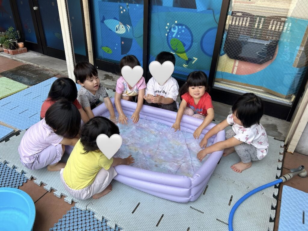 アクアプレイ 水遊び ビニールプール ダンゴムシ バッタ くじら保育園 上新庄園 202507-3
