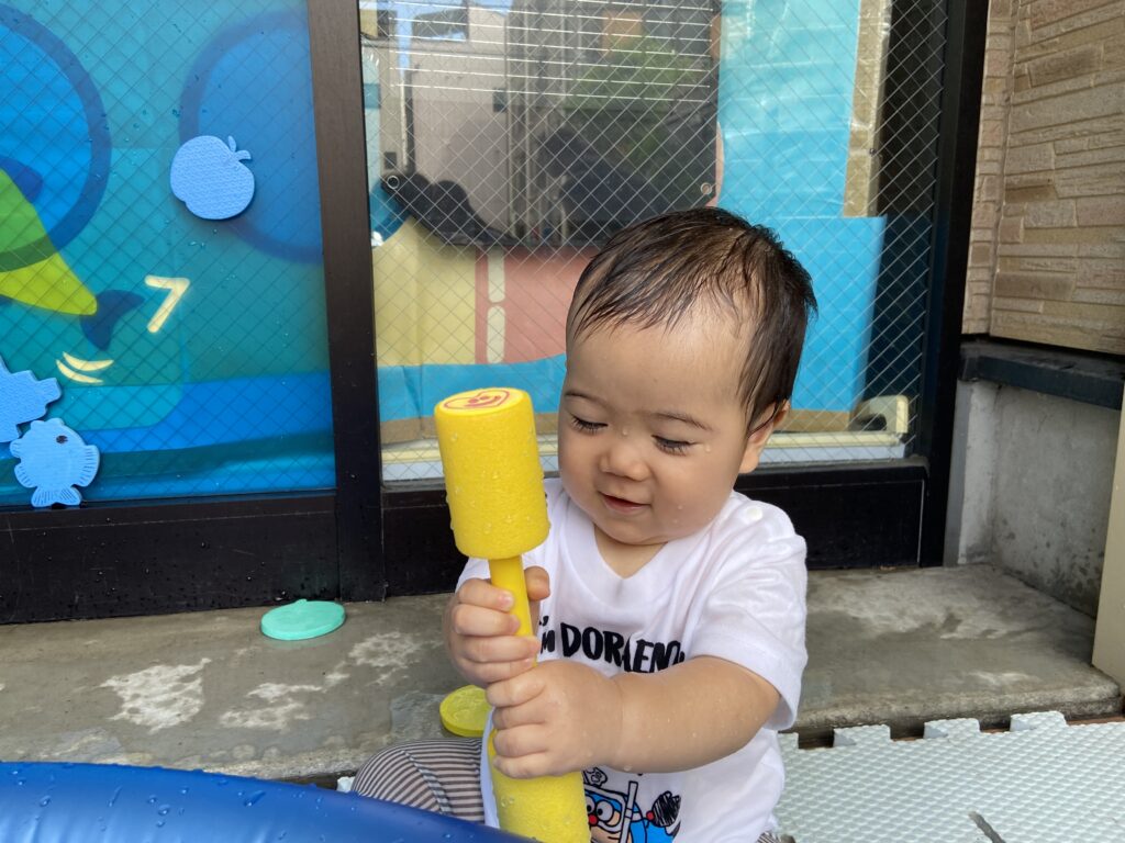 絵の具遊び 初めて 筆 水遊び くじら保育園 上新庄園 202507-5