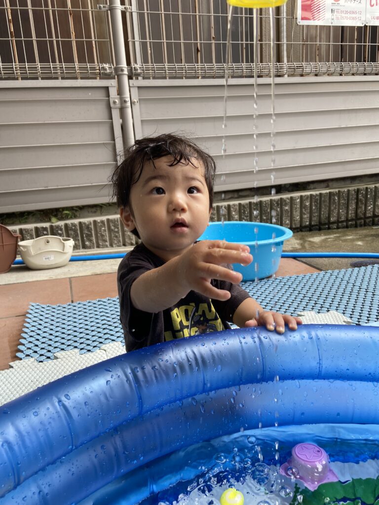 絵の具遊び 初めて 筆 水遊び くじら保育園 上新庄園 202507-6