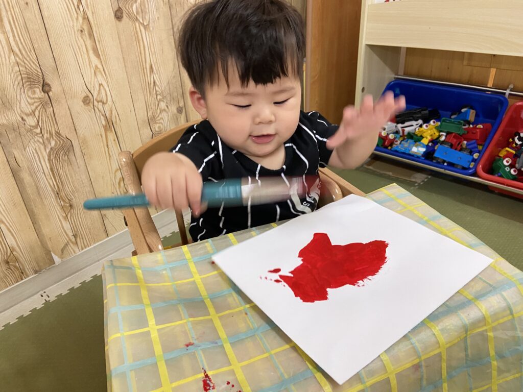 絵の具遊び 初めて 筆 水遊び くじら保育園 上新庄園 202507-3