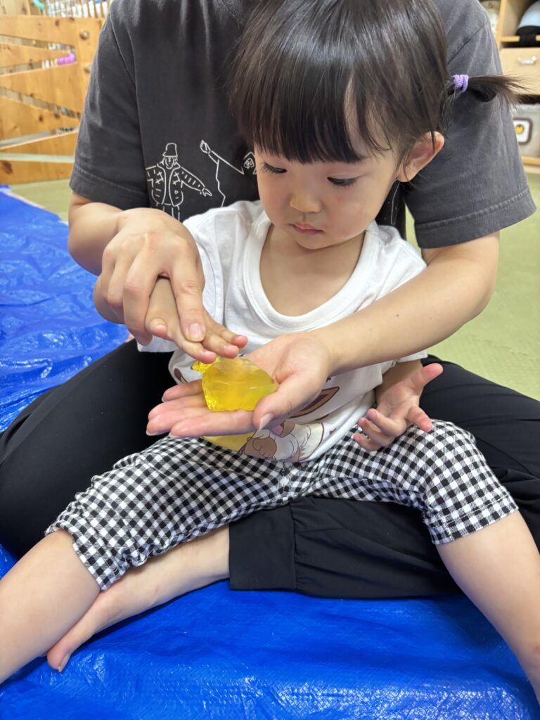 寒天遊び 五感 感触遊び くじら保育園 上新庄園 202507-2