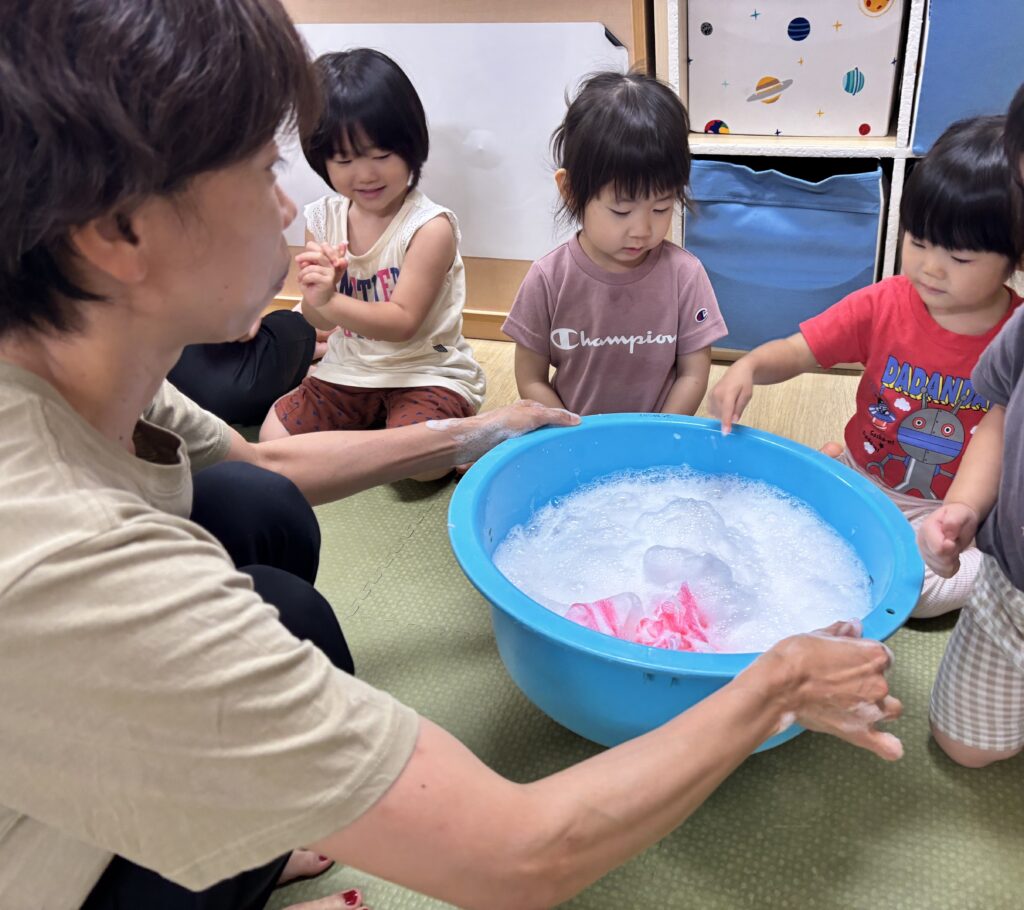 泡遊び　保育園　夏の遊び　水遊び　くじら保育園　上新庄園　202508-2