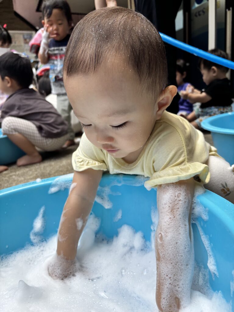 泡遊び　保育園　夏の遊び　水遊び　くじら保育園　上新庄園　202508-4