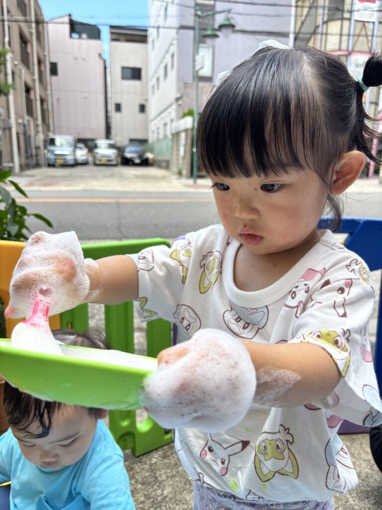 泡遊び　保育園　夏の遊び　水遊び　くじら保育園　上新庄園　202508-5